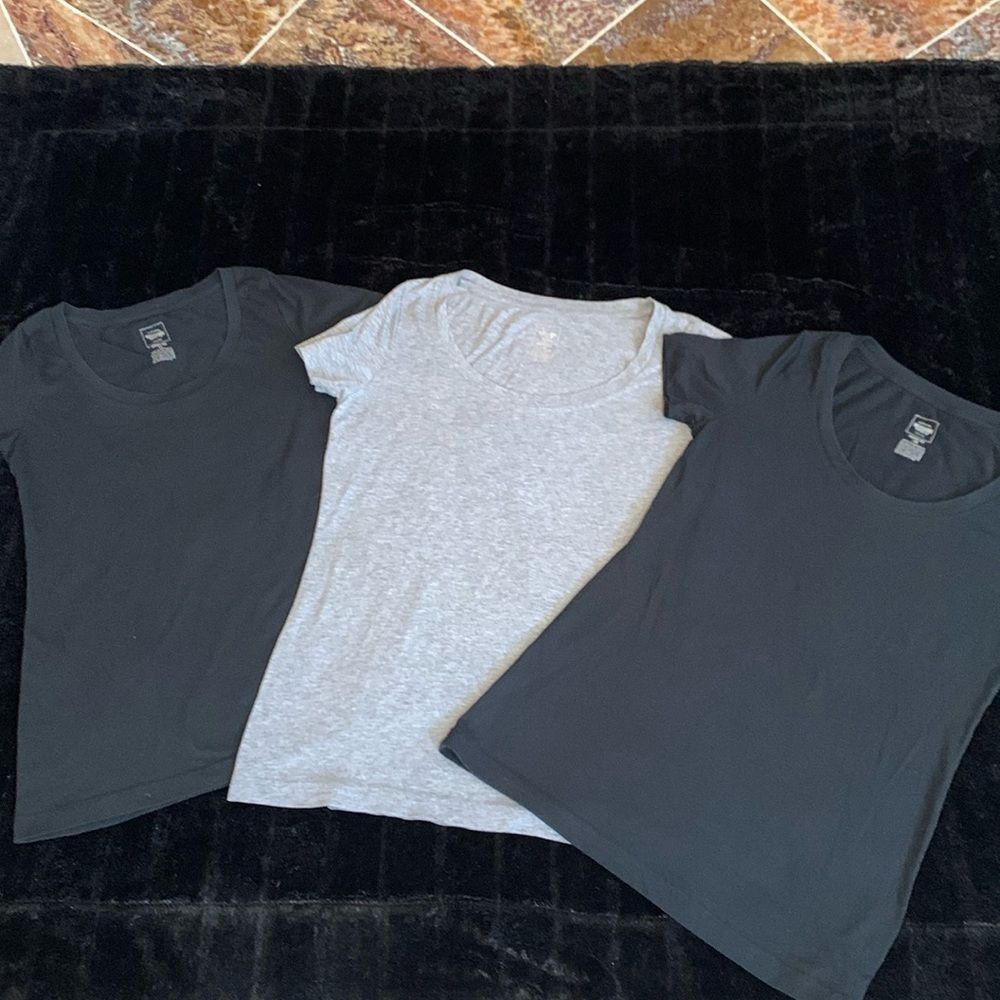 Set of 3 Basic Mossimo Supply Scoop Neck T Shirts 2 Medium One Small